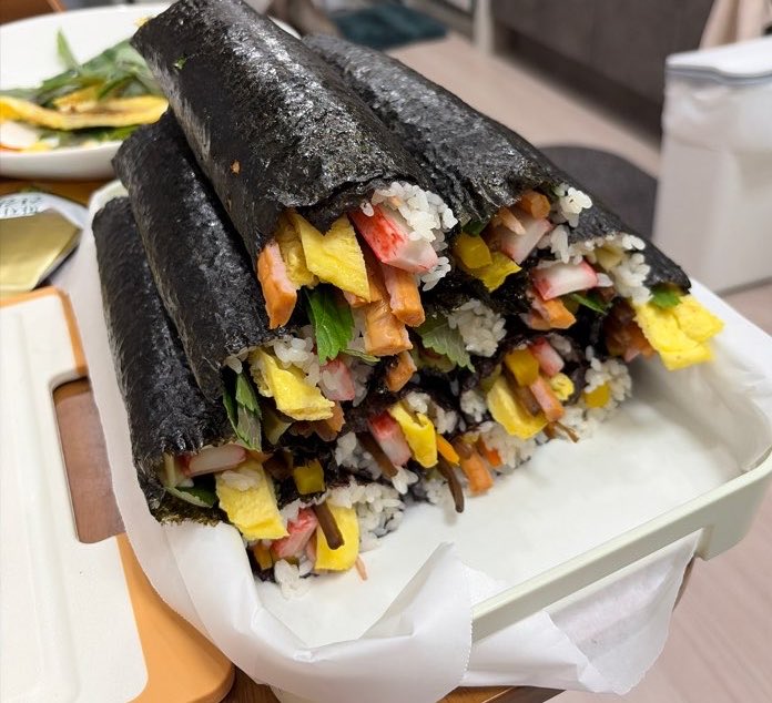 capyyyyyybara's tweet photo. 김밥 만들었다 https://t.co/HIFAhEGdH1
