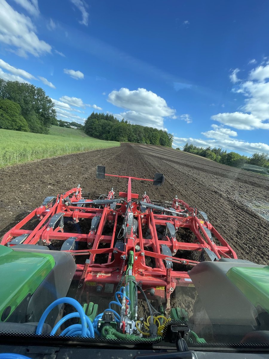 allanm193's tweet photo. Ouverture des terres à maïs 🌽 avec l’enduro pro @KvernelandGroup https://t.co/WypQl9OgwM