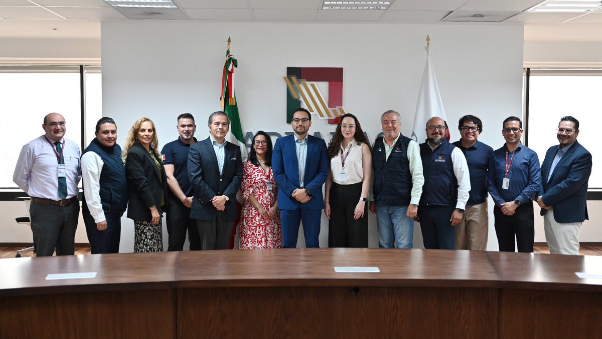 AduanasMx's tweet photo. El Titular de la Agencia Nacional de Aduanas de México, Héctor Alonso Romero Gutiérrez, encabezó la firma del Decálogo de Integridad y Orgullo Aduanero junto a las y los titulares de las Direcciones Generales de la Agencia, como parte de las acciones orientadas a fortalecer una política institucional de cero tolerancia a la corrupción.

Esto refrenda el compromiso de las y los servidores públicos aduaneros con la ética, la legalidad, la transparencia, la rendición de cuentas y la vocación de servicio, promoviendo una cultura organizacional íntegra, responsable y al servicio de México.

Con estas acciones, la ANAM fortalece su compromiso de actuar con honestidad, profesionalismo y apego a los principios que rigen el servicio público.