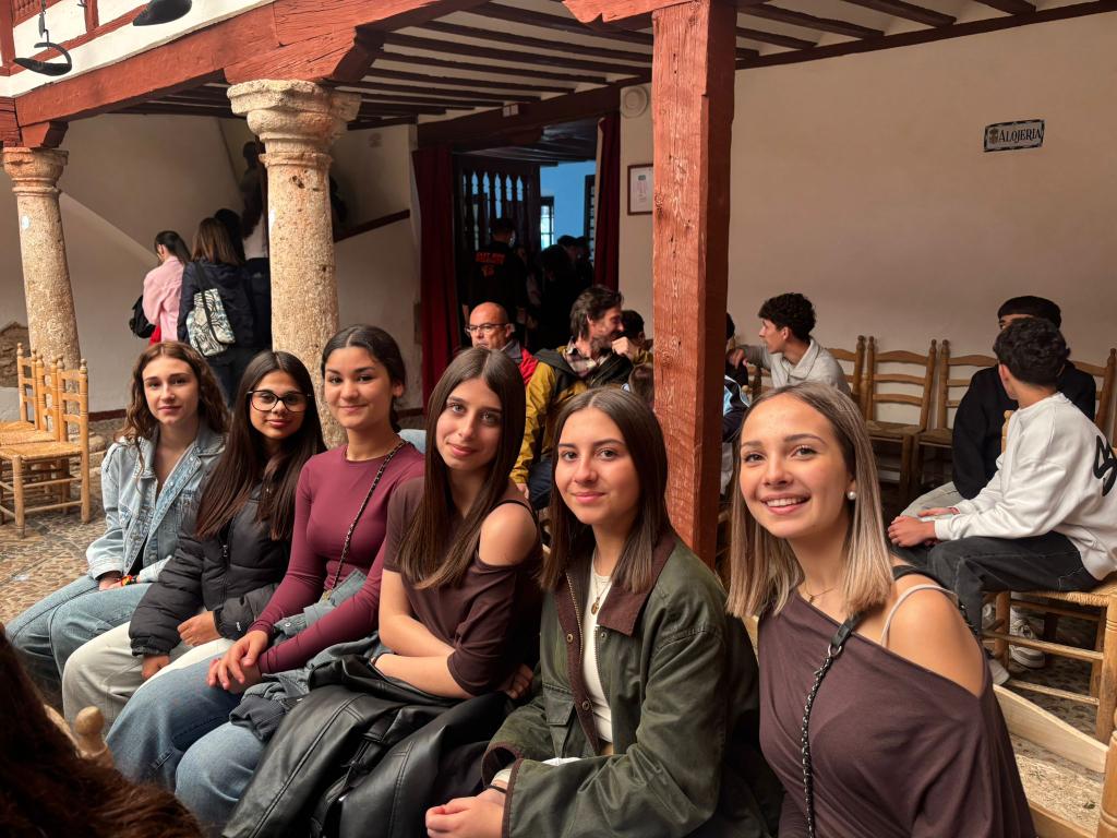 ColeRemedioSC's tweet photo. Tenemos la certeza de que hay lecciones que solo el teatro puede enseñar…
Volver al Corral de Almagro con los alumnos siempre tiene algo de viaje en el tiempo. No es solo asistir al teatro, es entrar en un espacio donde la literatura respira de otra manera.
#colegiosHHCC https://t.co/AK4N4pyung