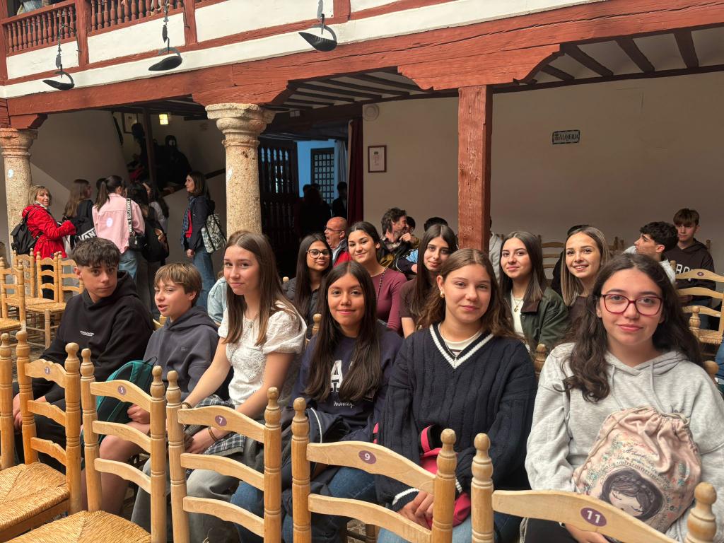 ColeRemedioSC's tweet photo. Tenemos la certeza de que hay lecciones que solo el teatro puede enseñar…
Volver al Corral de Almagro con los alumnos siempre tiene algo de viaje en el tiempo. No es solo asistir al teatro, es entrar en un espacio donde la literatura respira de otra manera.
#colegiosHHCC https://t.co/AK4N4pyung