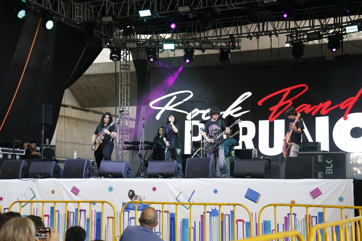 FenalMX's tweet photo. En el día 1️⃣0️⃣ de #Fenal37 continuaron las experiencias literarias y artísticas. 📚✨ Encuentros, conversaciones, música y muchas historias compartidas. 🙌 Aún quedan más recuerdos por compartir del cierre de esta gran fiesta. 👀 https://t.co/XdNTTOWwLk