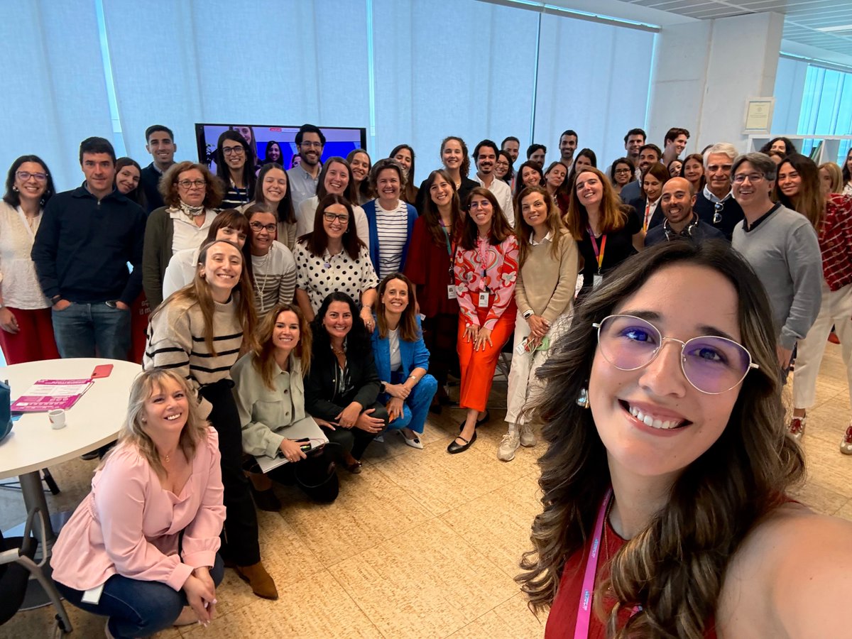 NovartisPT's tweet photo. O impacto externo do nosso trabalho começa no conhecimento, no rigor e no compromisso que construímos internamente, todos os dias.

A nossa equipa que trabalha a Urticária Crónica Espontânea juntou-nos num momento informal de café e conversa para alinhar, partilhar e reforçar a consciência do contributo de cada um de nós na vida das pessoas com esta doença crónica.

Construímos foco, coerência e ambição comuns, desde a ciência à execução, sempre com um olhar claro sobre o impacto que queremos gerar.