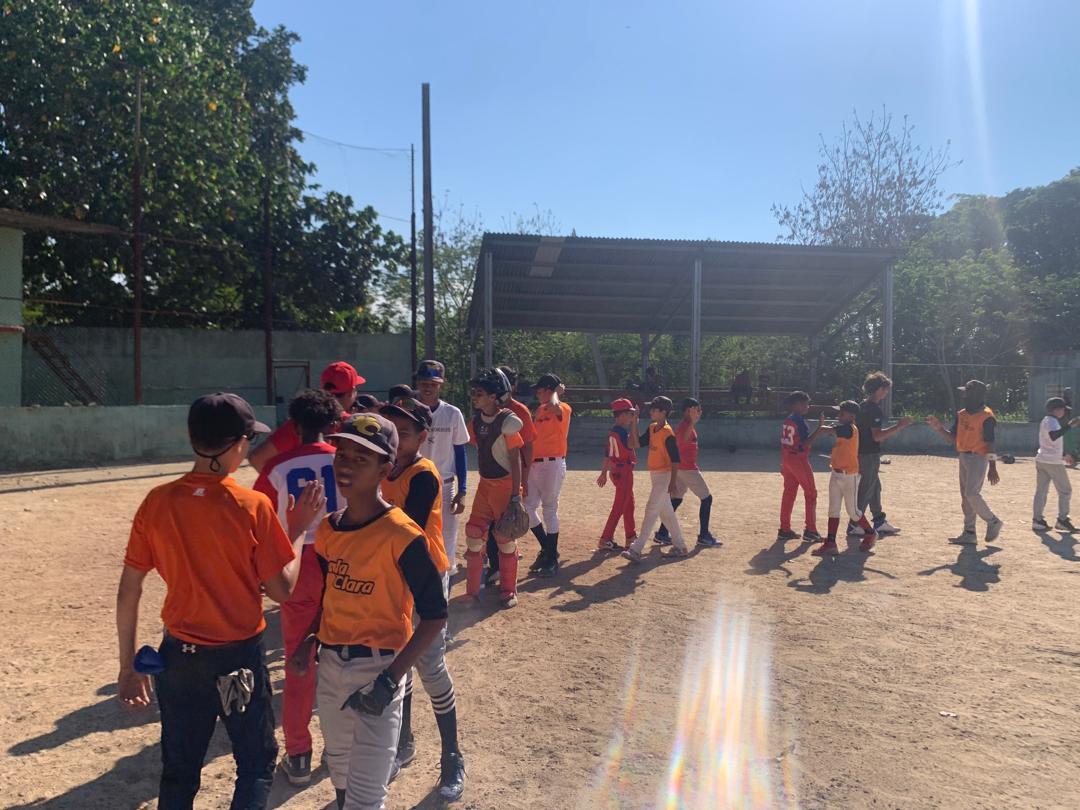 SedanoRayb56443's tweet photo. El Béisbol Santaclareño seguirá siendo de pueblo y más hoy que es el día internacional del béisbol y el softball. Felicidades a todos los niños, adolescentes,jóvenes y pueblo en general que práctica este bello y apasionado deporte. Agradecimiento a todos los padres que apoyan. https://t.co/eAE7p8TTyo