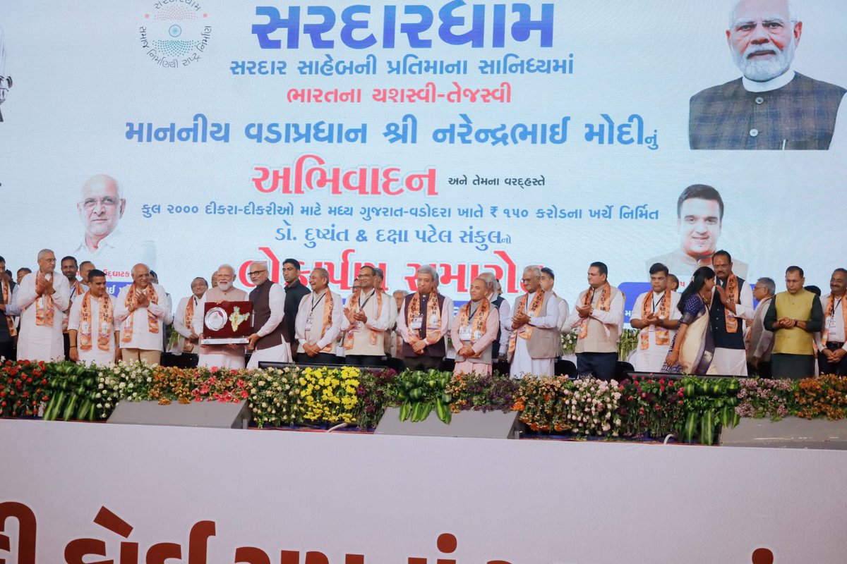 RP1258's tweet photo. વડોદરા ખાતે સરદારધામના લોકાર્પણ પ્રસંગે વિશ્વ ઉમિયા ફાઉન્ડેશનના પ્રણેતા એવમ પ્રમુખશ્રી આર.પી. પટેલ સાહેબ દ્વારા ભારતના યશસ્વી માનનીય પ્રધાનમંત્રી શ્રી નરેન્દ્રભાઈ મોદી સાહેબનું વિશ્વ ઉમિયાધામ - અમદાવાદ પરિવાર વતી મોમેન્ટોથી ભાવભર્યું સન્માન કરવામાં આવ્યું. જગતજનની મા ઉમિયા પ્રધાનમંત્રી શ્રી નરેન્દ્રભાઈ મોદી સાહેબને દેશના વિકાસ માટે અવિરત કાર્ય કરવાની શક્તિ  આપતા રહે તેવી પ્રાર્થના સહ. @narendramodi @PMOIndia