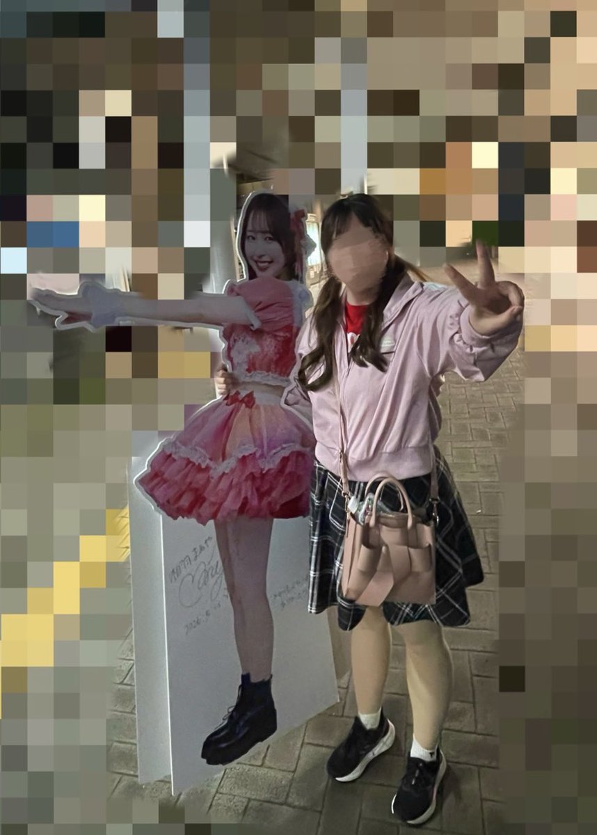 borozameFreedom's tweet photo. 塚井さんちの色々な回

仕事帰りに嫁が合流する？と言うから駅で待っていたら推しアイドルの等身大パネルを抱えて降りてきて愕然とする回 https://t.co/USKSjdqCgb