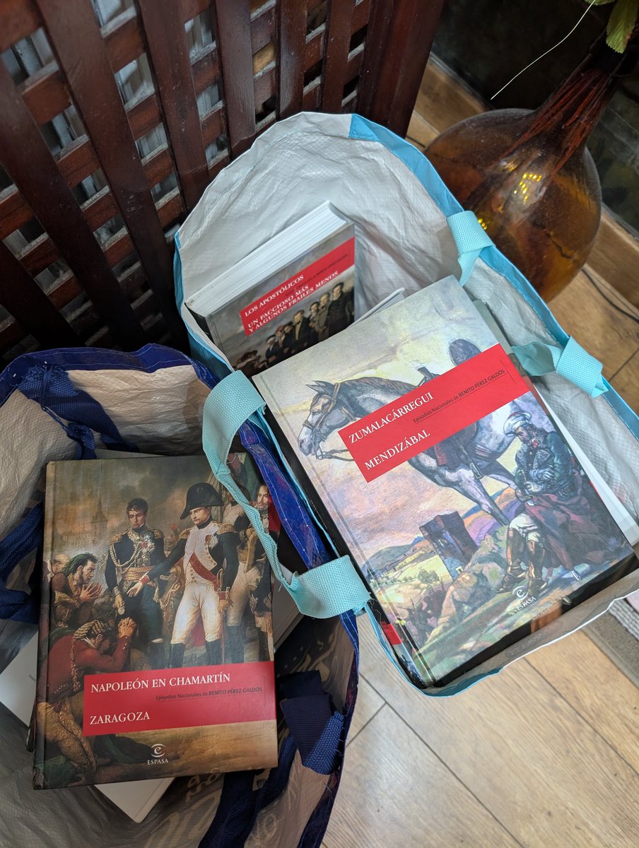 Me he comprado en el mercadillo una colección completa de los Episodios Nacionales de Benito Pérez Galdós pero ya no tengo donde meterla. Lo que pesaba.