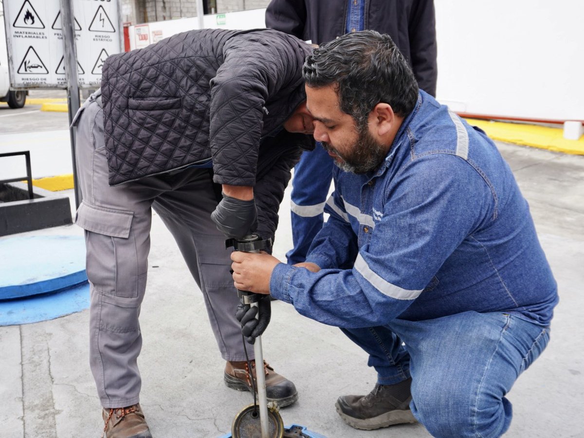 ARCH_Ec's tweet photo. ✅ #ARCHControla

Estamos haciendo controles a nivel nacional para verificar el abastecimiento normal de combustible ante denuncias de presunto acaparamiento. ⛽️🇪🇨

En #Quito, el Director Ejecutivo @Christianpuent lidera inspecciones en estaciones con personal de matriz. https://t.co/2MooXyHzbs