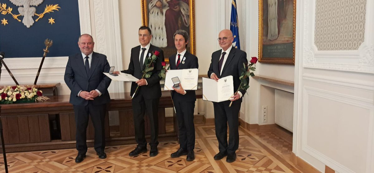 Amb_Berger's tweet photo. Wziąłem udział we wręczena przez @w_zurek Odznaki Honorowej za Zasługi dla Wymiaru Sprawiedliwości prof. Franzowi Mayerowi z Uniwersytetu Bielefeld w ramach jubileuszu 25-lecia seminarium „Towards European Constitutionalism: Protecting our Union of Values in Uncertain Times”. https://t.co/4cXoTeEoNy