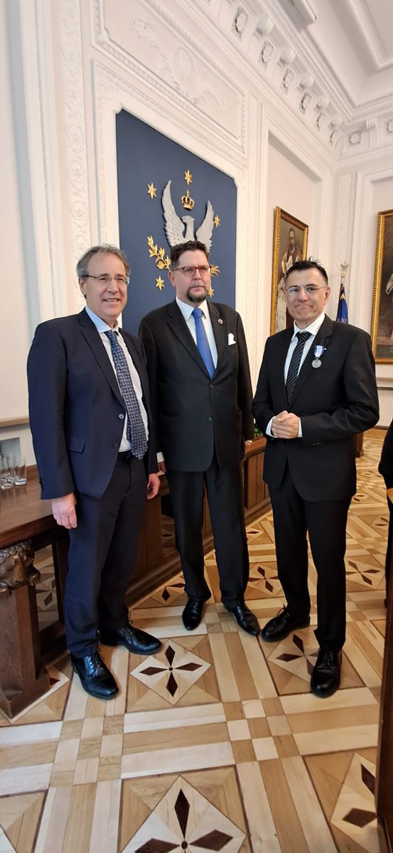 Amb_Berger's tweet photo. Wziąłem udział we wręczena przez @w_zurek Odznaki Honorowej za Zasługi dla Wymiaru Sprawiedliwości prof. Franzowi Mayerowi z Uniwersytetu Bielefeld w ramach jubileuszu 25-lecia seminarium „Towards European Constitutionalism: Protecting our Union of Values in Uncertain Times”. https://t.co/4cXoTeEoNy