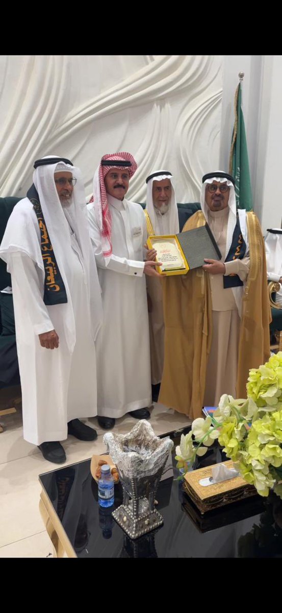 KLD_R's tweet photo. بفضل الله وتوفيقه تم تكريمي في اجتماع الأسرة المقام في قاعة ديتيلز في الرياض مساء يوم الجمعة ( 21 / 11 / 1447 هـ ) الموافق ( 8 / 5 / 2026 م ) .
كل الشكر والتقدير لإبن العم رجل الأعمال ( محمد بن علي بن محمد الربيعان ) الذي تكفل في هذا الإجتماع والشكر موصول لأعضاء اللجنة القائمين على الترتيبات لهذا الاجتماع المميز والناجح بكل المقاييس .
والشكر موصول لكل من حضر من أبناء العم من كل مناطق المملكة .
ولا أنسى ابن العم الشاب ( سليمان بن أيمن بن سليمان الماضي الربيعان ) الذي بذل جهد كبير من عدة شهور لهذا الاجتماع .
نسأل الله العلي العظيم التوفيق للجميع وأن تستمر مثل هذه اللقاءات ليبقى أثرها في الترابط وصلة الرحم والتعارف المستمر مع الأجيال القادمة من أبناء الأسرة والحمدلله .. 🤲
 تحت ظل قيادتنا الحكيمة حفظهم الله ..
@alrbyan_1
@s_alrubayan 
@mohad7808968689
