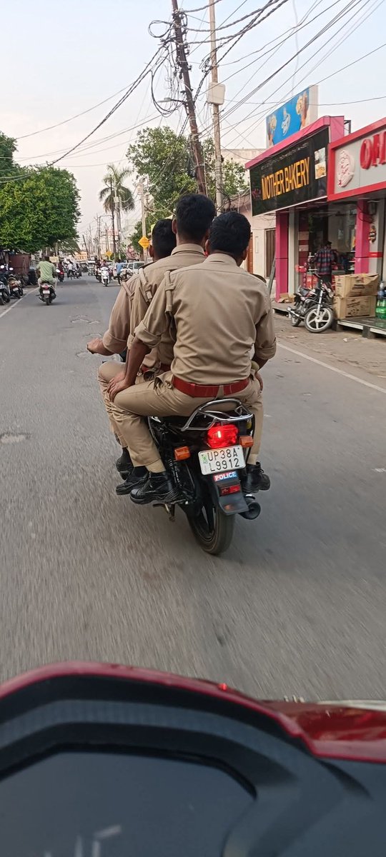 HusanMoajad's tweet photo. लखीमपुर खीरी इमली चौराहा पर एक बाइक पर तीन पुलिसकर्मी बिना हेलमेट फर्राटा भरते दिखे।
आम जनता पर सख्ती, खुद नियमों की अनदेखी लोगों ने उठाए सवाल।
@kheripolice @Uppolice @Igrangelucknow @myogiadityanath @yadavakhilesh @DmLakhimpur https://t.co/8DDV8pX038