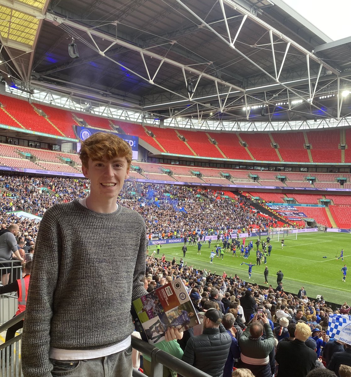 nwakefield39's tweet photo. Had a great day at the NL play-off final yesterday, with Rochdale doing Rochdale things by scoring a 97th minute equaliser before winning on pens. 

Made sure to bring up @thesilkmen’s 5-0 win over @DorkingWDRS to the legend himself 😉 https://t.co/EJ7XBbe0oE
