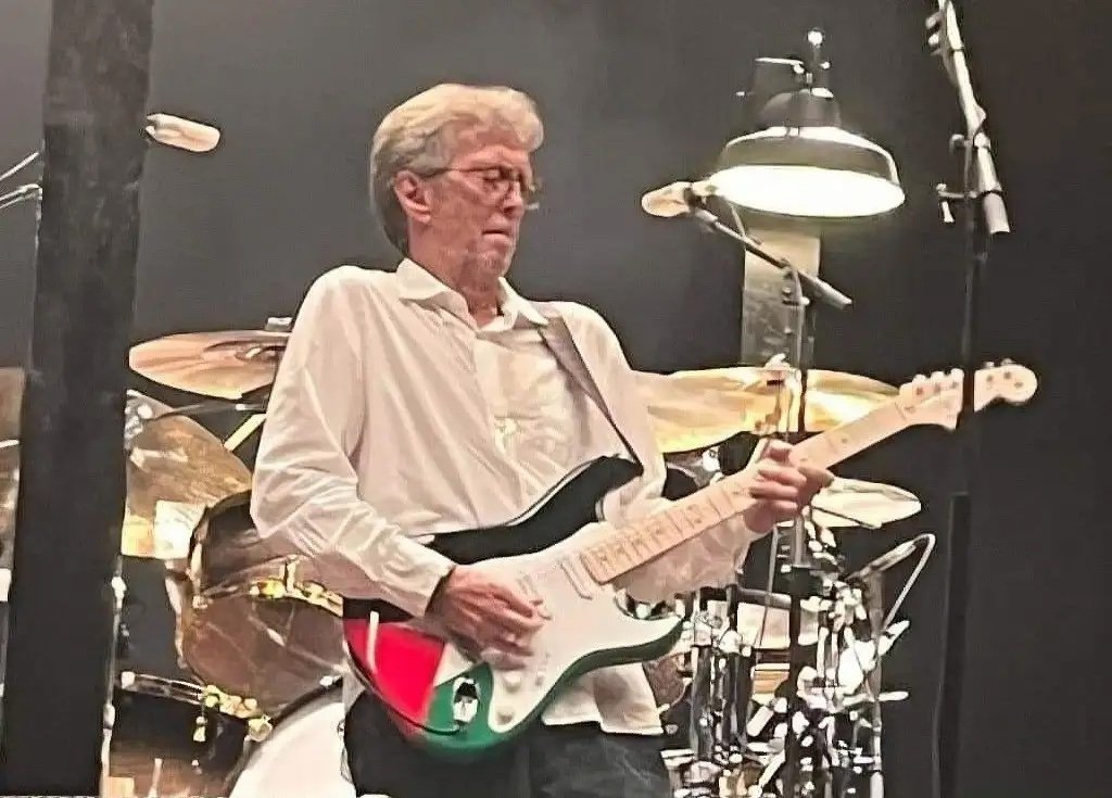 Ünlü İngiliz şarkıcı Eric Clapton, Gazze'ye destek vermek için konserlerine Filistin bayrağı renklerinde gitarıyla çıkıyor.