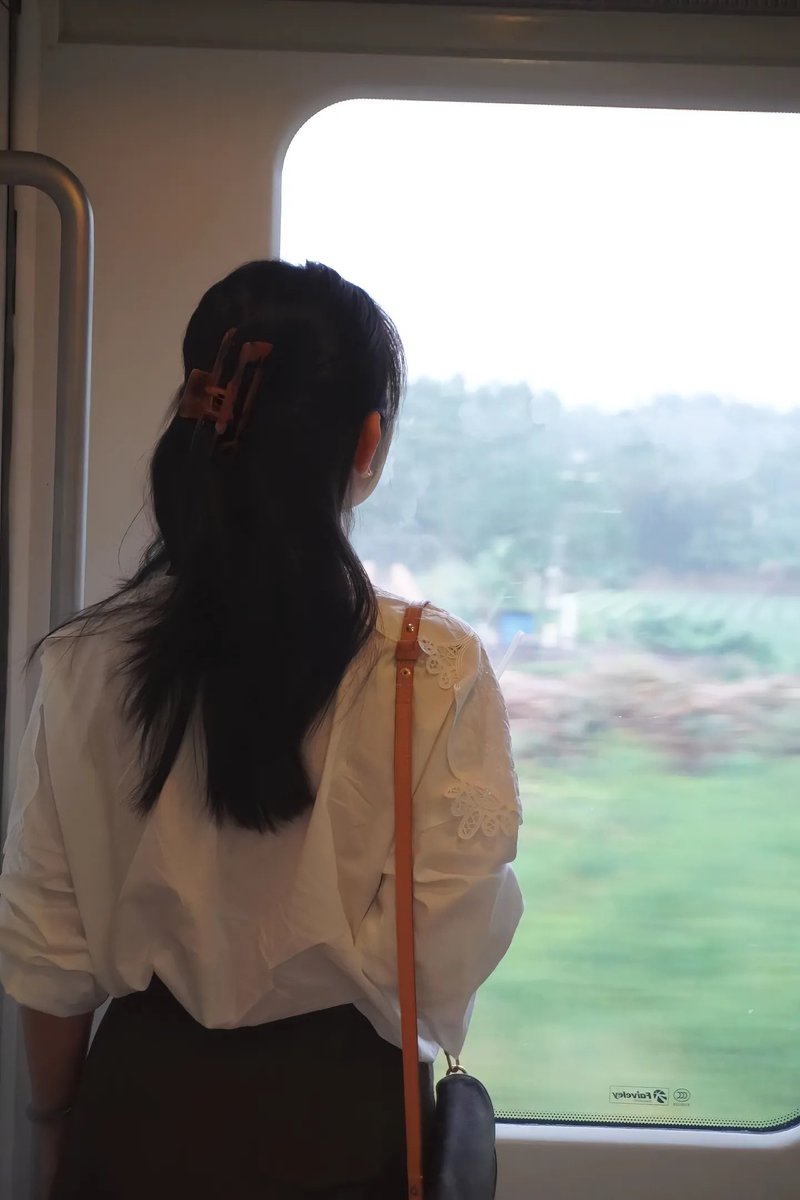 南宁32岁的雨姐，窗外风景再美，也不及这一刻的温柔。 https://t.co/OS8EZqD5pd