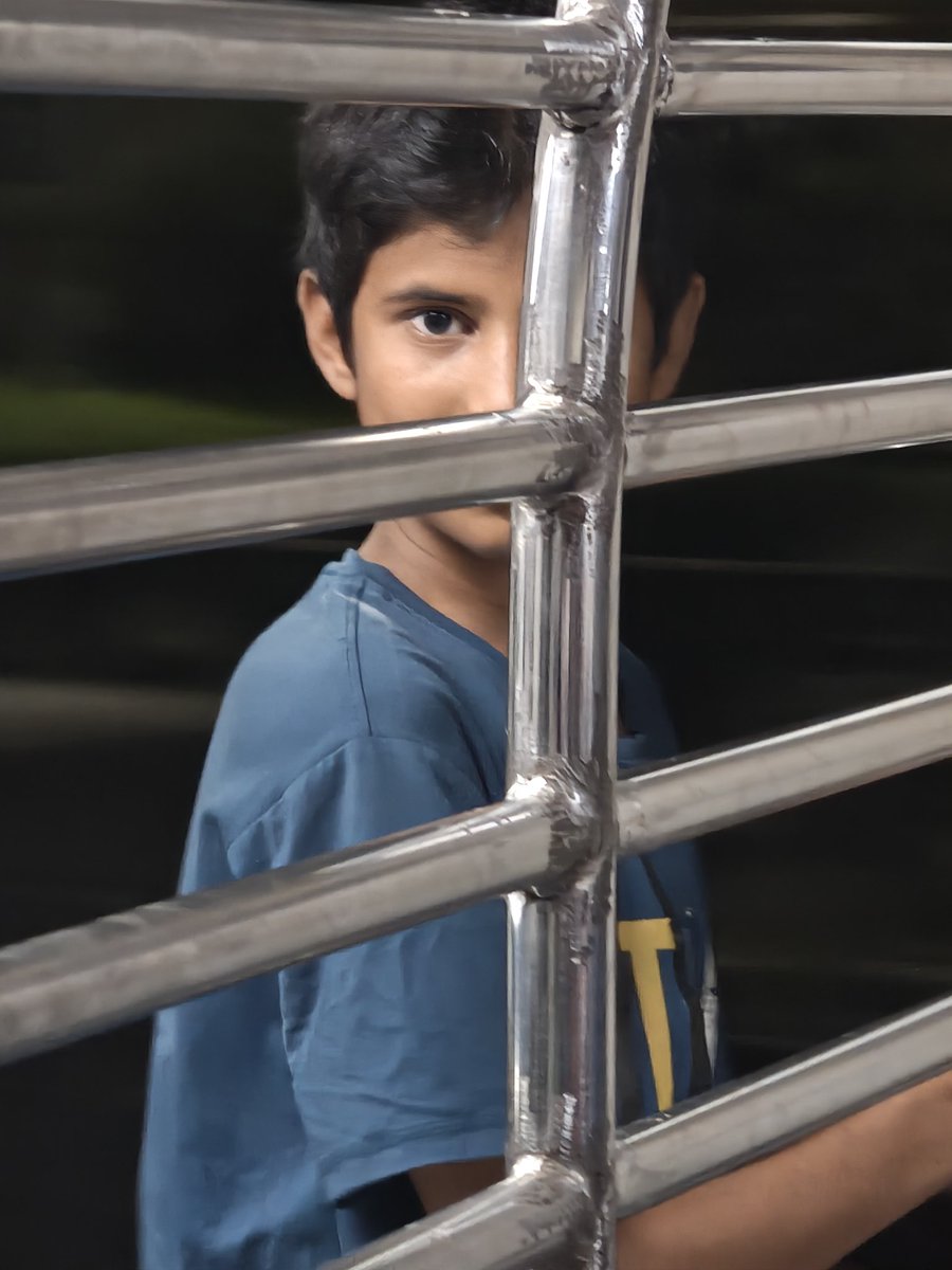 SwaonilG's tweet photo. @RailwaySeva @Central_Railway @crpfindia 
हा मुलगा Ladies First Class आणि Men's First Class मध्ये घुसून शिव्यागाळ करणे तसेच विचित्र हातवारे करून पळतो. कोणी ओरडले तर हा मुलगा त्यांनाच शिव्या घालून पळतो 
कृपया आपण समज द्यावी ही विनंती https://t.co/N86j2Q8bc7