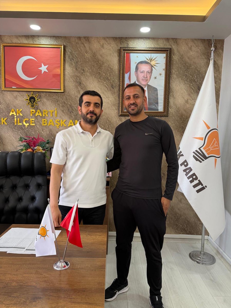 aksiverek's tweet photo. Teşkilat Başkanlığı görevine yeni atanan Kıymetli yol arkadaşımız Hamit Güzen, yeni görevi kapsamında merkez mahalle başkanlarımız ile tek tek görüşmeler gerçekleştirerek mahallelerimizin sorun ve sıkıntılarını dinledi.

İstişare kültürüyle gerçekleştirilen görüşmelerde mahalle başkanlarımızın talep ve önerileri değerlendirildi.

Birlik ve beraberlik içerisinde çalışmalarımıza devam ediyoruz.

  @RTErdogan @Akparti 
@mustafademir @tugbaisikercan 
@abuyukgumus  @avyusufibis  @milhamigunbegi @SbrKnk @Cengizozeyran82 @bucakalimurat82 @akpartiurfa @slhcbn0950