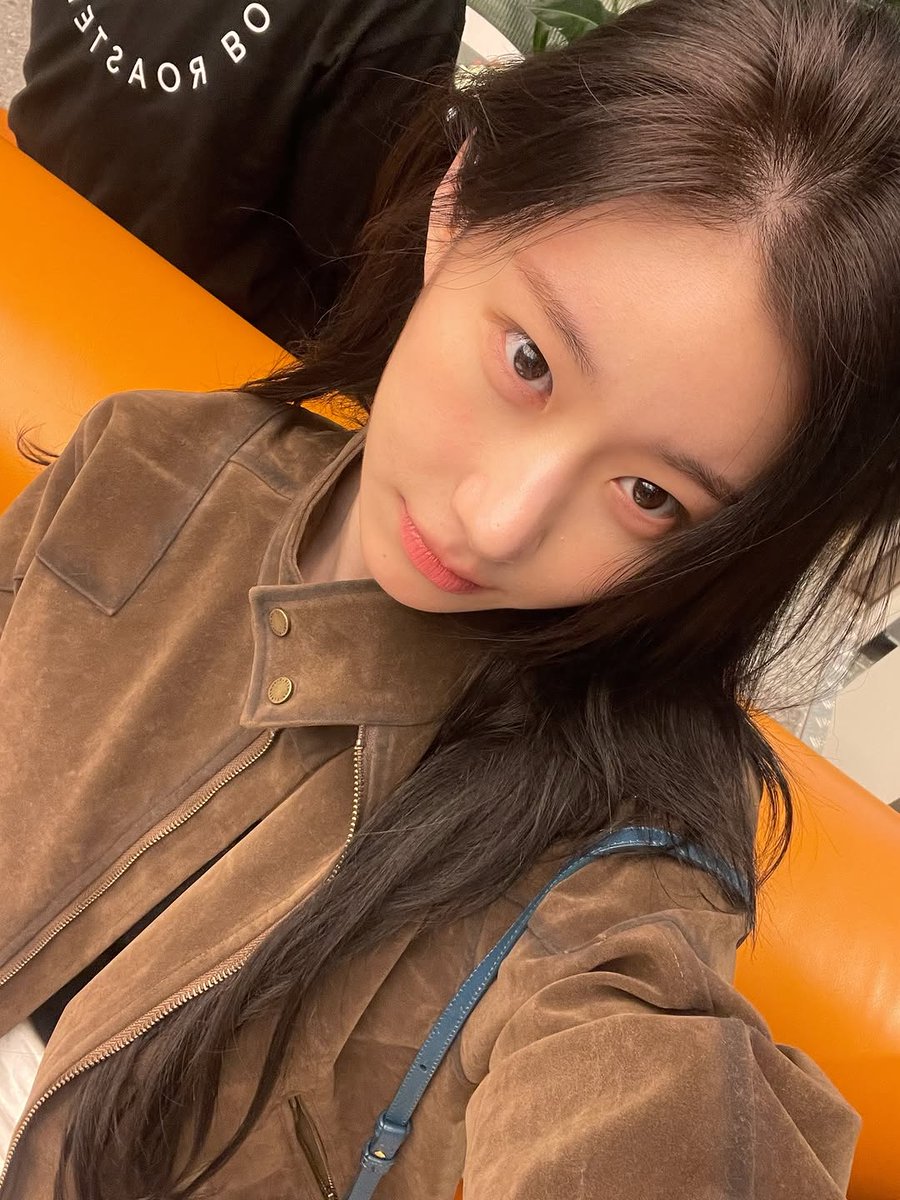 채령. tweet media