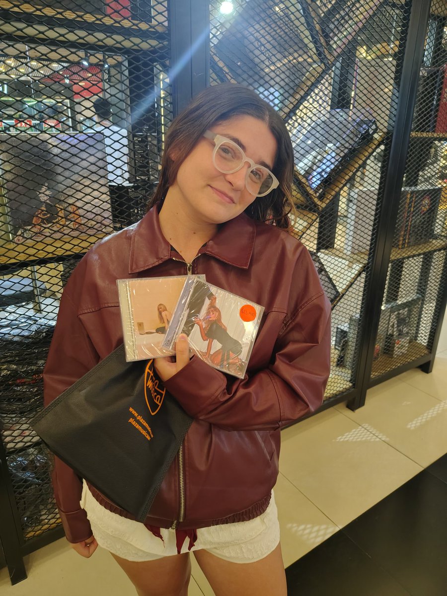 sabsweetsy's tweet photo. dear sabrina :

happy birthday angel, i can't thank you enough for giving me a safe space with your songs and for always being the person i turn to. i thank you because, thanks to you, i found my friends. and above all, thank you for being you, for being sabrina. i love you xo 💗 https://t.co/m3v5guA63q