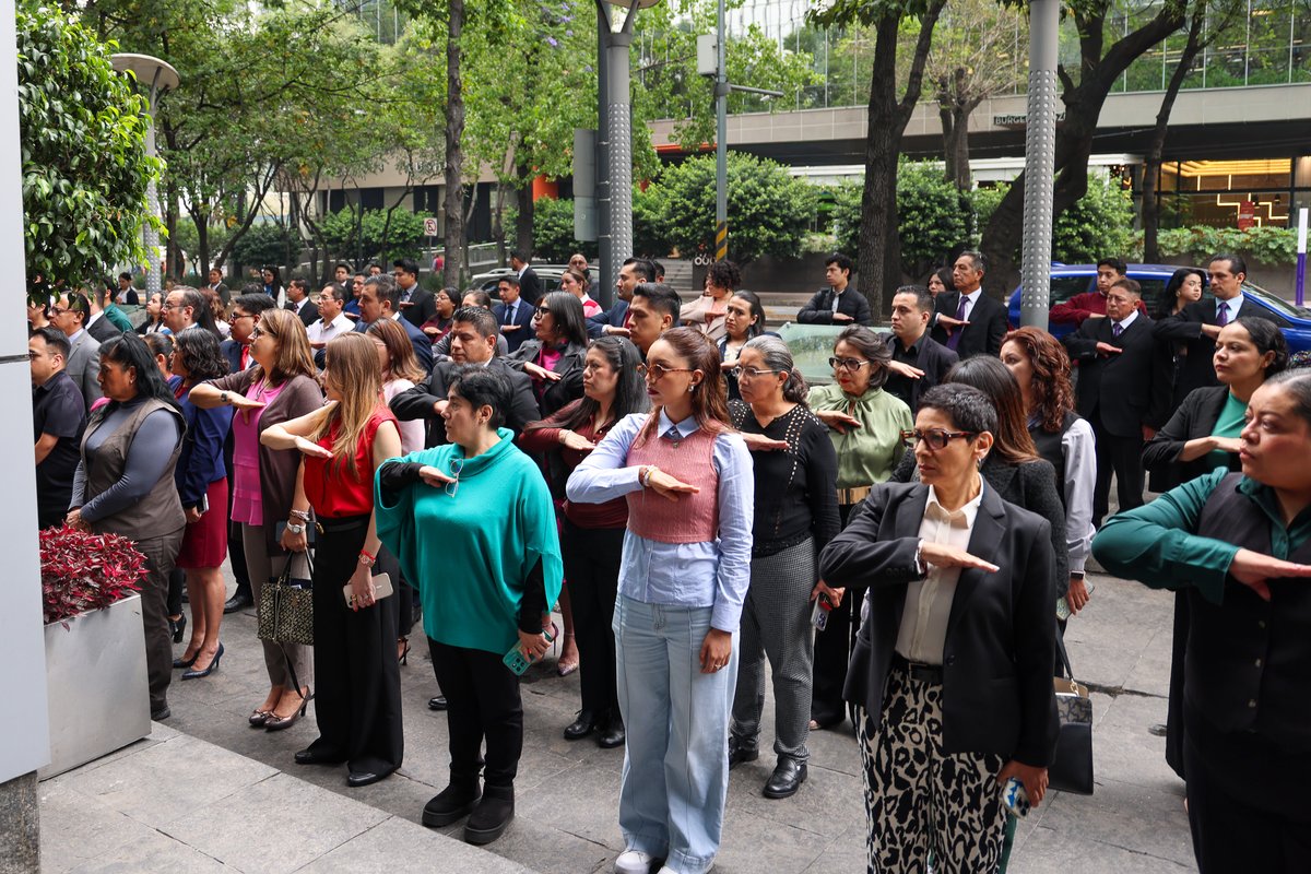 TFJAMexico's tweet photo. #LunesCívico

En el #TFJA iniciamos la semana rendiendo honores a la Bandera Nacional, símbolo de paz, unidad y esperanza para las mexicanas y los mexicanos; motivo de orgullo que traspasa fronteras y nos impulsa a seguir trabajando para engrandecer a nuestro país. https://t.co/LJ9FDGmlhU