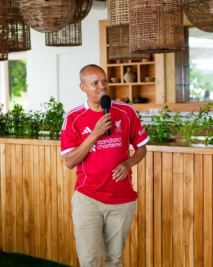 MichuziJr's tweet photo. STANDARD CHARTERED YAANDAA TUKIO MAALUM LA KUTAZAMA MECHI KWA KLABU YA MASHABIKI WA LFC NA WATEJA WAKE.

Standard Chartered Tanzania iliandaa tukio maalum la kutazama mubashara mechi iliyokuwa ikisubiriwa kwa hamu kubwa ya Ligi Kuu England kati ya Liverpool FC na Chelsea FC siku ya Jumamosi, tarehe 9 Mei 2026.

Tukio hilo lililofanyika Bravo Coco jijini Dar es Salaam, liliwakutanisha wanachama wa Klabu ya Mashabiki wa Liverpool FC nchini pamoja na baadhi ya wateja wa Standard Chartered kwa alasiri ya kipekee iliyojawa na burudani ya soka, urafiki na mshikamano wa kijamii. 

Tukio hili lilikuwa sehemu ya dhamira endelevu ya Benki ya kuimarisha mahusiano na wateja wake pamoja na kusherehekea ushirikiano wake wa kimataifa na Liverpool FC kwa njia yenye maana kwa jamii ya hapa nchini.

Eneo la tukio lilipambwa kwa mandhari ya kuvutia yaliyochochewa na uwanja wa Anfield, yakiambatana na mapambo maalum, maswali ya maarifa kuhusu klabu, pamoja na zawadi zenye nembo — yote yakilenga kuboresha uzoefu wa watazamaji na kuenzi mapenzi ya mashabiki wa Liverpool nchini Tanzania.

“Soka lina namna ya kipekee ya kuwaunganisha watu, na tunafurahia kuunda nyakati zinazotuunganisha na wateja pamoja na jamii zetu nje ya shughuli za kibenki. Tunathamini fursa zinazotuwezesha kuhusiana zaidi ya huduma za benki, kuimarisha mahusiano na kuunda kumbukumbu nzuri na jamii tunazozihudumia,” alisema George Binde, Afisa Mkuu wa Fedha wa Standard Chartered Bank Tanzania.

Standard Chartered inaendelea kutumia ushirikiano wake wa kimataifa katika michezo kujenga mahusiano ya kudumu na kutoa thamani ya kipekee kwa wateja na jamii katika masoko yake mbalimbali.