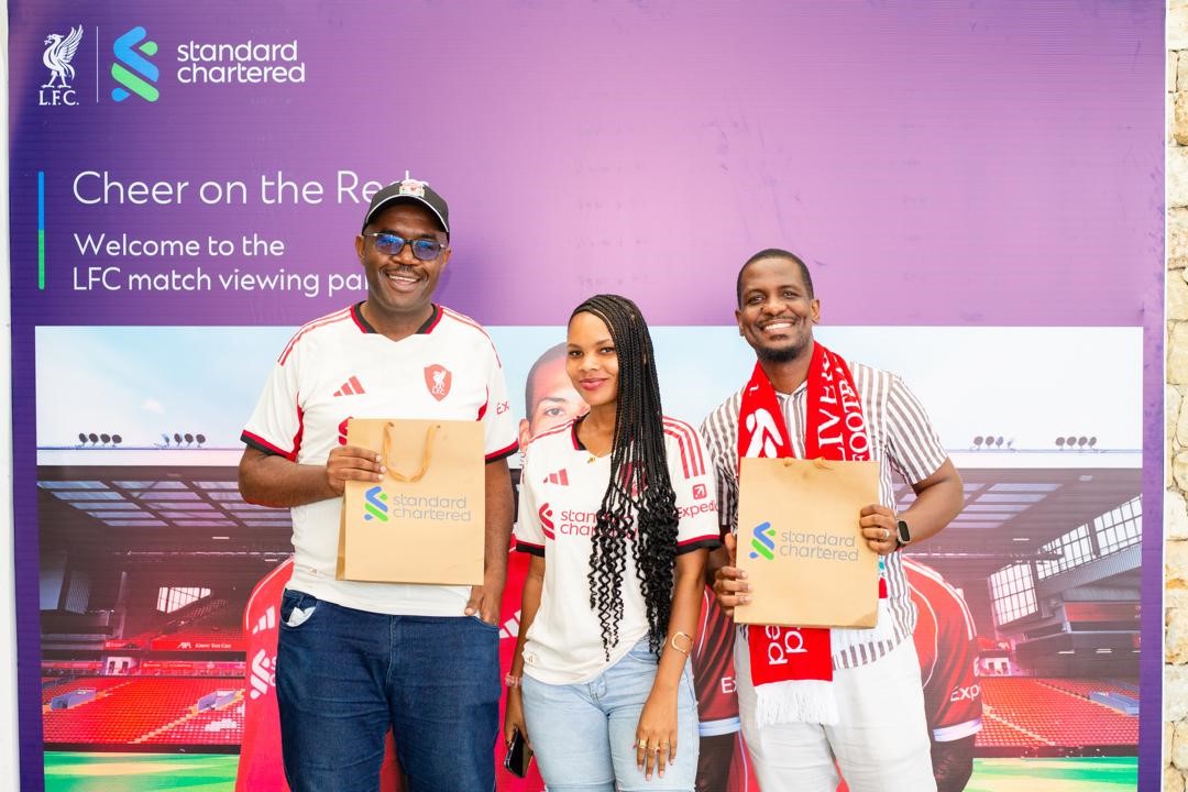 MichuziJr's tweet photo. STANDARD CHARTERED YAANDAA TUKIO MAALUM LA KUTAZAMA MECHI KWA KLABU YA MASHABIKI WA LFC NA WATEJA WAKE.

Standard Chartered Tanzania iliandaa tukio maalum la kutazama mubashara mechi iliyokuwa ikisubiriwa kwa hamu kubwa ya Ligi Kuu England kati ya Liverpool FC na Chelsea FC siku ya Jumamosi, tarehe 9 Mei 2026.

Tukio hilo lililofanyika Bravo Coco jijini Dar es Salaam, liliwakutanisha wanachama wa Klabu ya Mashabiki wa Liverpool FC nchini pamoja na baadhi ya wateja wa Standard Chartered kwa alasiri ya kipekee iliyojawa na burudani ya soka, urafiki na mshikamano wa kijamii. 

Tukio hili lilikuwa sehemu ya dhamira endelevu ya Benki ya kuimarisha mahusiano na wateja wake pamoja na kusherehekea ushirikiano wake wa kimataifa na Liverpool FC kwa njia yenye maana kwa jamii ya hapa nchini.

Eneo la tukio lilipambwa kwa mandhari ya kuvutia yaliyochochewa na uwanja wa Anfield, yakiambatana na mapambo maalum, maswali ya maarifa kuhusu klabu, pamoja na zawadi zenye nembo — yote yakilenga kuboresha uzoefu wa watazamaji na kuenzi mapenzi ya mashabiki wa Liverpool nchini Tanzania.

“Soka lina namna ya kipekee ya kuwaunganisha watu, na tunafurahia kuunda nyakati zinazotuunganisha na wateja pamoja na jamii zetu nje ya shughuli za kibenki. Tunathamini fursa zinazotuwezesha kuhusiana zaidi ya huduma za benki, kuimarisha mahusiano na kuunda kumbukumbu nzuri na jamii tunazozihudumia,” alisema George Binde, Afisa Mkuu wa Fedha wa Standard Chartered Bank Tanzania.

Standard Chartered inaendelea kutumia ushirikiano wake wa kimataifa katika michezo kujenga mahusiano ya kudumu na kutoa thamani ya kipekee kwa wateja na jamii katika masoko yake mbalimbali.