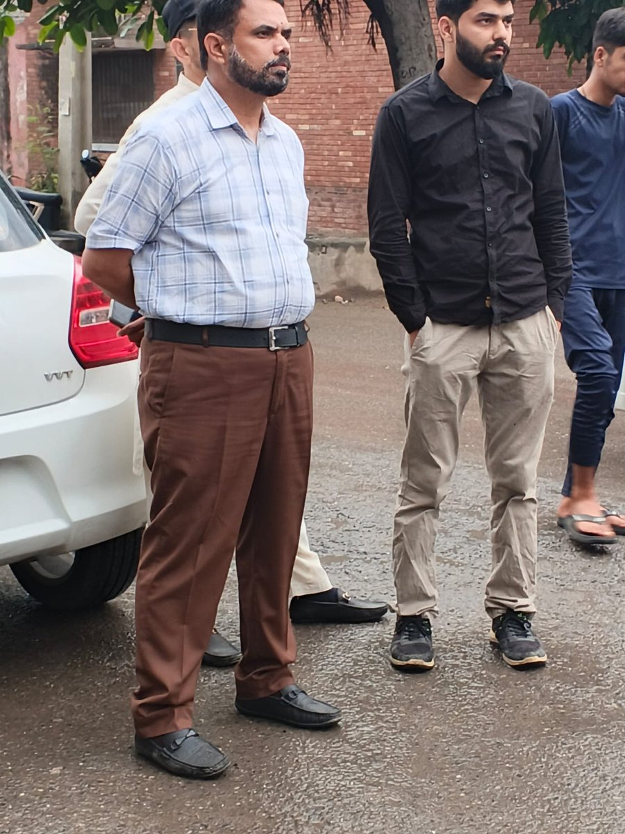 Trikastofficial's tweet photo. At 4:21 PM in Saddar Rawalpindi, Green Bus passengers were left stranded Two packed buses left but when the 3rd bus was due the driver was missing. Shockingly  buses were standing at the stop without drivers while citizens waited helplessly CM Punjab @MaryamNSharif please address https://t.co/kVSCpj4ec0