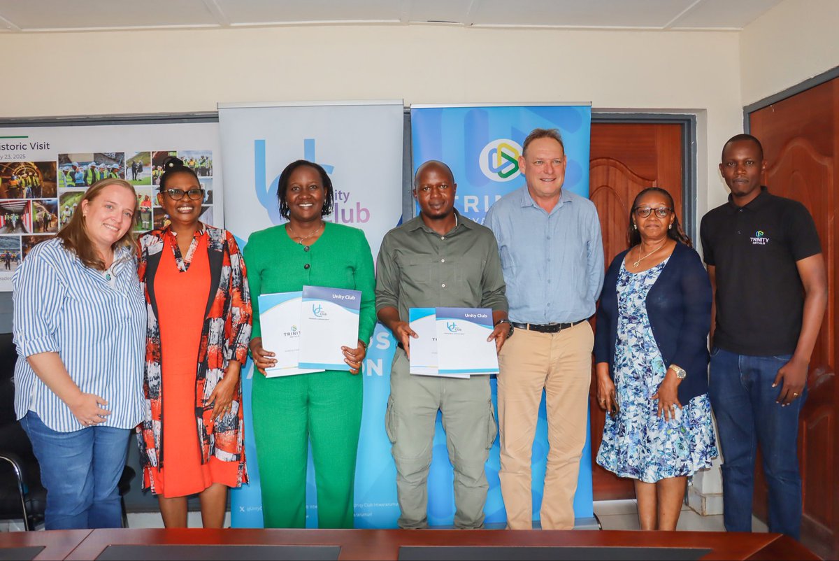 rbarwanda's tweet photo. Kuri uyu wa Mbere, Sosiyete Trinity Metals Group, yasinyanye amasezerano y’imikoranire na Unity Club Intwararumuri azafasha mu ishyirwa mu bikorwa ry’icyiciro cya kabiri cy’umushinga w’iterambere rikomatanyije mu Karere ka Nyanza.

Mu bikorwa biteganyijwe muri uyu mushinga harimo kubaka amacumbi mashya y’Ababyeyi b’Intwaza ndetse n’inzu mberabyombi bigamije kurushaho guteza imbere ubumwe n’ubudaheranwa by’abaturage ndetse n’imikoranire myiza hagati yabo.

Ni intambwe ikomeye igaragaza ubushake bw’impande zombi mu bikorwa bihindura ubuzima bw’abaturage binyuze mu iterambere rirambye mu Karere ka Nyanza. #RBAAmakuru