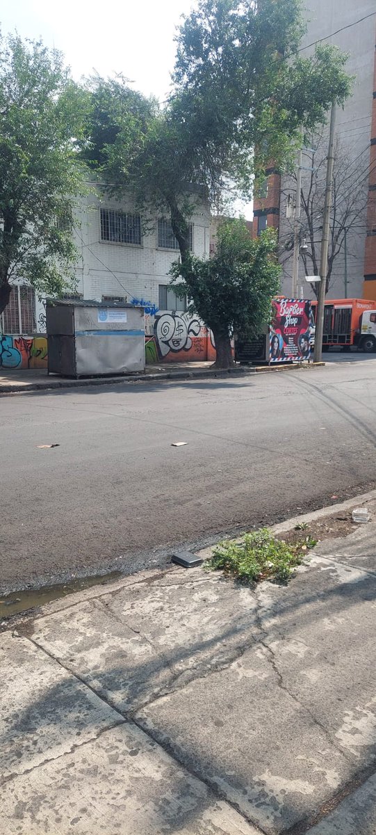 Deinna5's tweet photo. @AlessandraRdlv Licenciada, pido su ayuda, he reportado varias veces al SUAC este puesto que esta en Dr. Liceaga y esq. Dr. Barragan, marcan como ATENDIDO el reporte pero el puesto sigue ahí, cada vez nos llenamos más de puestos e inseguridad https://t.co/SZGm33D6AT