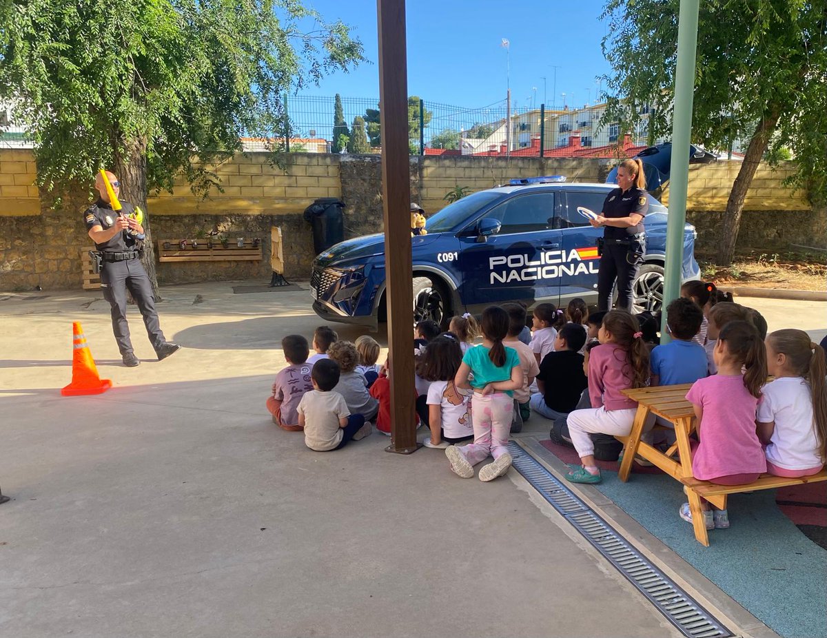 CeipsanM's tweet photo. ¡PLAN DIRECTOR Alcalá ! 
Una gran iniciativa de la Policía 🚓Nacional en Alcalá de Guadaíra.
Como colofón a nuestro proyecto de Educación Infantil:“🚨Emergencias 112” recibimos la visita de La Policía 🚔 Nacional en Educación Infantil. 
¡Gracias por tanto!

#PolicíaNacional https://t.co/rIATWizbtC