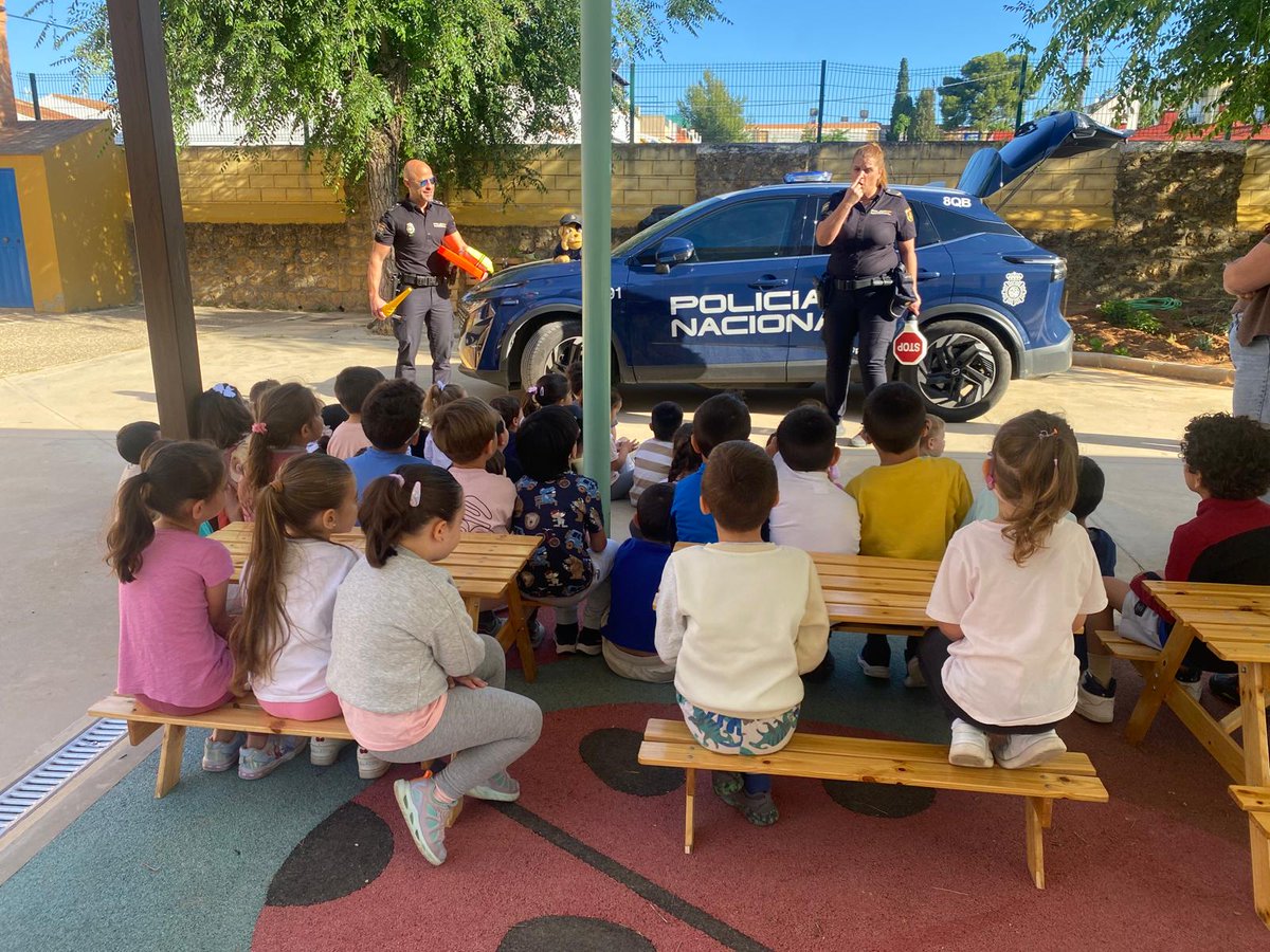 CeipsanM's tweet photo. ¡PLAN DIRECTOR Alcalá ! 
Una gran iniciativa de la Policía 🚓Nacional en Alcalá de Guadaíra.
Como colofón a nuestro proyecto de Educación Infantil:“🚨Emergencias 112” recibimos la visita de La Policía 🚔 Nacional en Educación Infantil. 
¡Gracias por tanto!

#PolicíaNacional https://t.co/rIATWizbtC