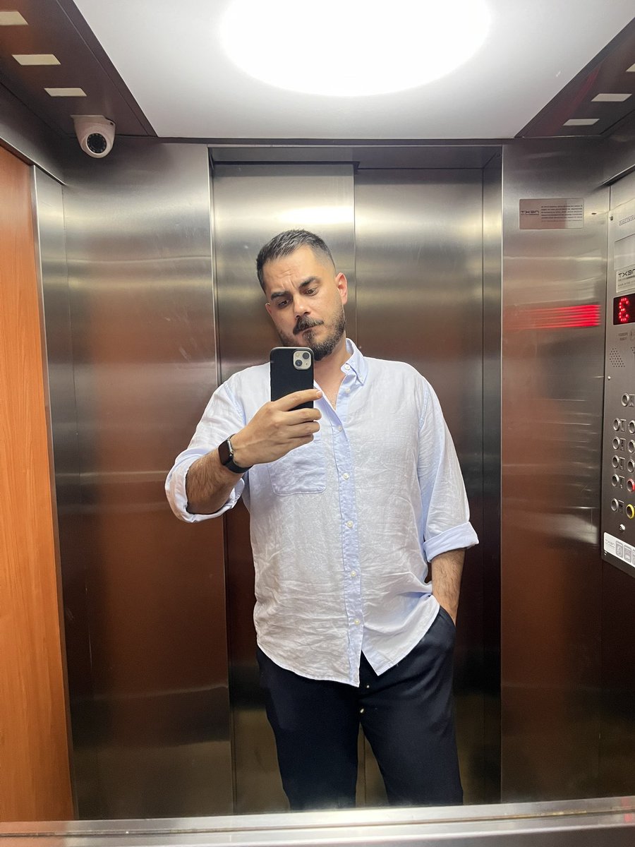 volturemurat's tweet photo. Será que dá biscoitar com roupa social ainda? https://t.co/Dnm4XUFB9w
