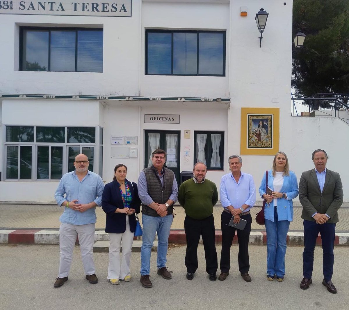 SanromanAlb's tweet photo. Hoy en #Osuna reunidos con Cooperativa y Comunidad de Regantes Santa Teresa.
Más de 600 agricultores, 40 millones de kilos de aceitunas de verdeo y para aceite.
Apoyamos desde @PPdeSevilla el gran esfuerzo que realizan en generar valor añadido, empleo.

#VotaPP @JuanMa_Moreno https://t.co/fmcFmqidGf