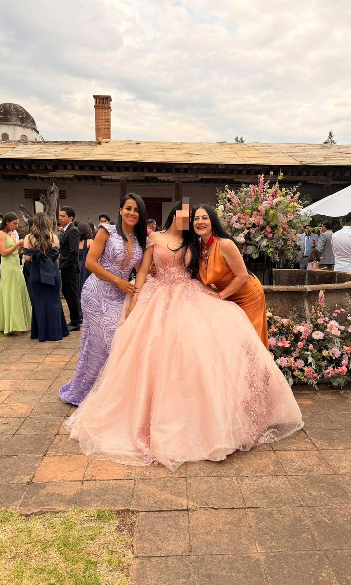 CorresponsalsMX's tweet photo. 🥳XV AÑOS DE LUJO AHORA EN #PUEBLA; ALCALDE GASTÓ MILLONES EN LA CELEBRACIÓN 🎉🍾.
A lo grande y con cientos de invitados celebró el alcalde de #Chignahuapan #JuanRivera el cumpleaños 15 de su hija en la Hacienda #Atlamaxac.
El morenista ya era conocido en #RedesSociales por ser tan explendido con su familia pues en febrero posteo costos regalos para esposa incluyendo fajos de dinero.
Hace semanas en #Chignahuapan cayó el #Bukanas líder criminal huachicolero.
#estados @Morena #política