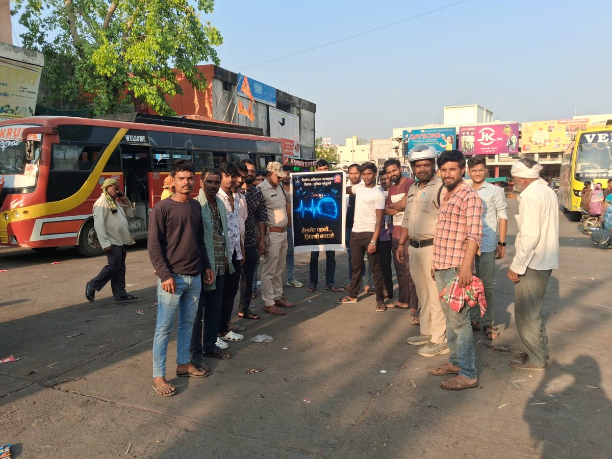 SpPandhurna's tweet photo. जिला पांढुर्णा में चलाए जा रहे विशेष अभियान के अंतर्गत सभी थाना/चौकियों में यातायात पुलिस के द्वारा 453 बिना हेलमेट वाहन चालकों एवं 63 वाहन चालकों के विरूद्ध लाइसेंस निलंबन की कार्यवाही तथा सभी आम जनता को हेलमेट अनिवार्य रुप से पहनने हेतु जागरूक किया गया। https://t.co/DRGMC0sTRV