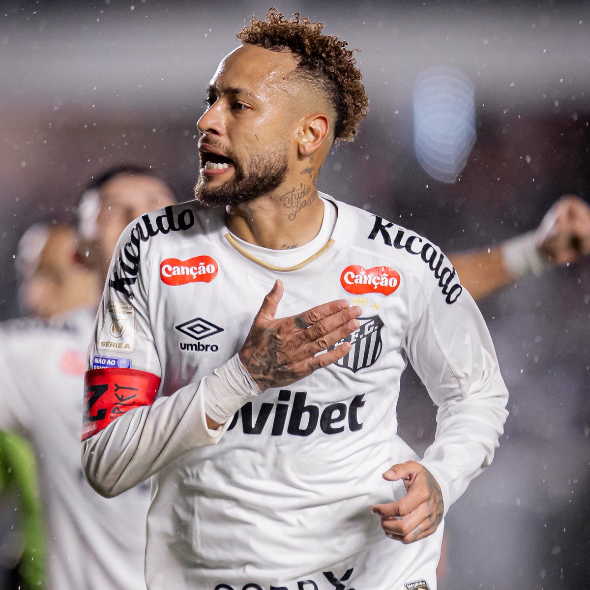 SofascoreBR's tweet photo. 🔎 Neymar é o líder de passes decisivos, faltas sofridas e Nota do @SantosFC em 2026! 🔥🔥

⚔️ 13 jogos
⚽️ 6 gols
🅰️ 3 assistências
🅿️ 9 participações em gols (!)
⏰ 124 mins p/ participar de gol (!)
🧠 6 grandes chances criadas (!)
🔑 36 passes decisivos (1º do time!)
💪 93 duelos ganhos (7.2 /j!)
👊 60 faltas sofridas (1º do time!)
💯 Nota Sofascore 7.48