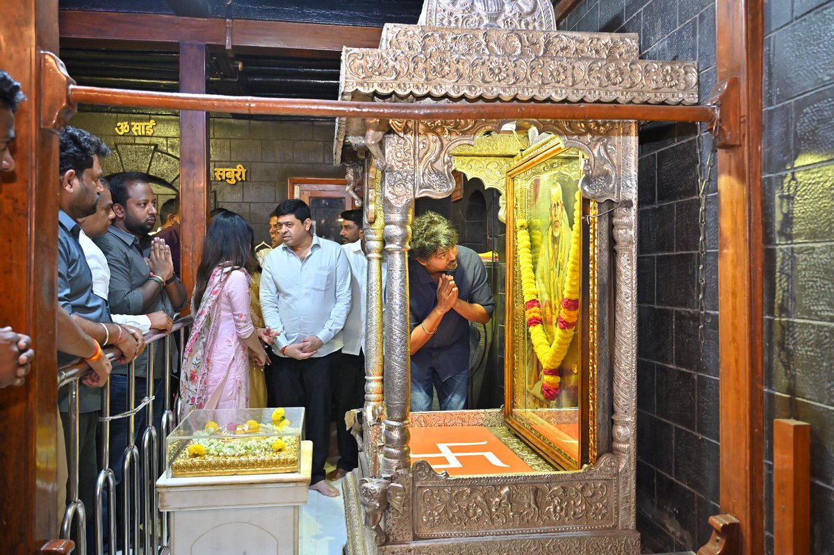 Sp24N's tweet photo. Tamilnadu CM Vijay Thalapathy to Visit Shirdi Again for Sai Darshan | तामिळनाडूचा मुख्यमंत्री विजय थलापती @ThalapthyBeast @thapathy_vijay @ThapathyVijay  पुन्हा येणार शिर्डीच साईंच्या दर्शनासाठी! #vijaythalapathy #shirdisaibaba #cmvijaythalapthy #tamilnadu #shrdi https://t.co/EI6UJ95DFm
