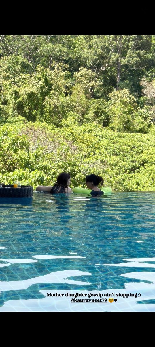 KhushiSing54077's tweet photo. Pool ke pani mein bhi aaj chaand utar aaya tha,
Maa-beti ki hasi ne poora manzar sajaaya tha...🫶✨
Nazrein bas unpe hi thehar gayi humari,
Kuch rishton ko dekh kar dil ko sukoon sa aaya tha..🤍✨
Rab Rakha 🧿🧂
@ashnoorkaur03 @avneetkaur1979
#AshnoorKaur #Abhinoor #Ashnoorians https://t.co/hCZQwYH4da