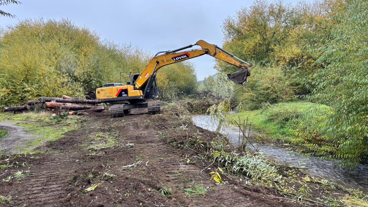 municipalidadeh's tweet photo. Continúan las tareas de limpieza y dragado sobre el Arroyo Catarata en barrio Los Cauquenes, con el objetivo de prevenir desbordes y anegaciones antes de la temporada de lluvias

Leé la noticia completa:
https://t.co/Yklnf88U91 https://t.co/xk2nEWXsfu