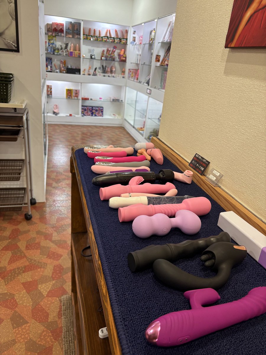 Vvip_siskaeee's tweet photo. Tempat ini punya private room buat nyoba semua “tester” vibrator ini. And yeah filmed 😬 https://t.co/fwdYecSYc4