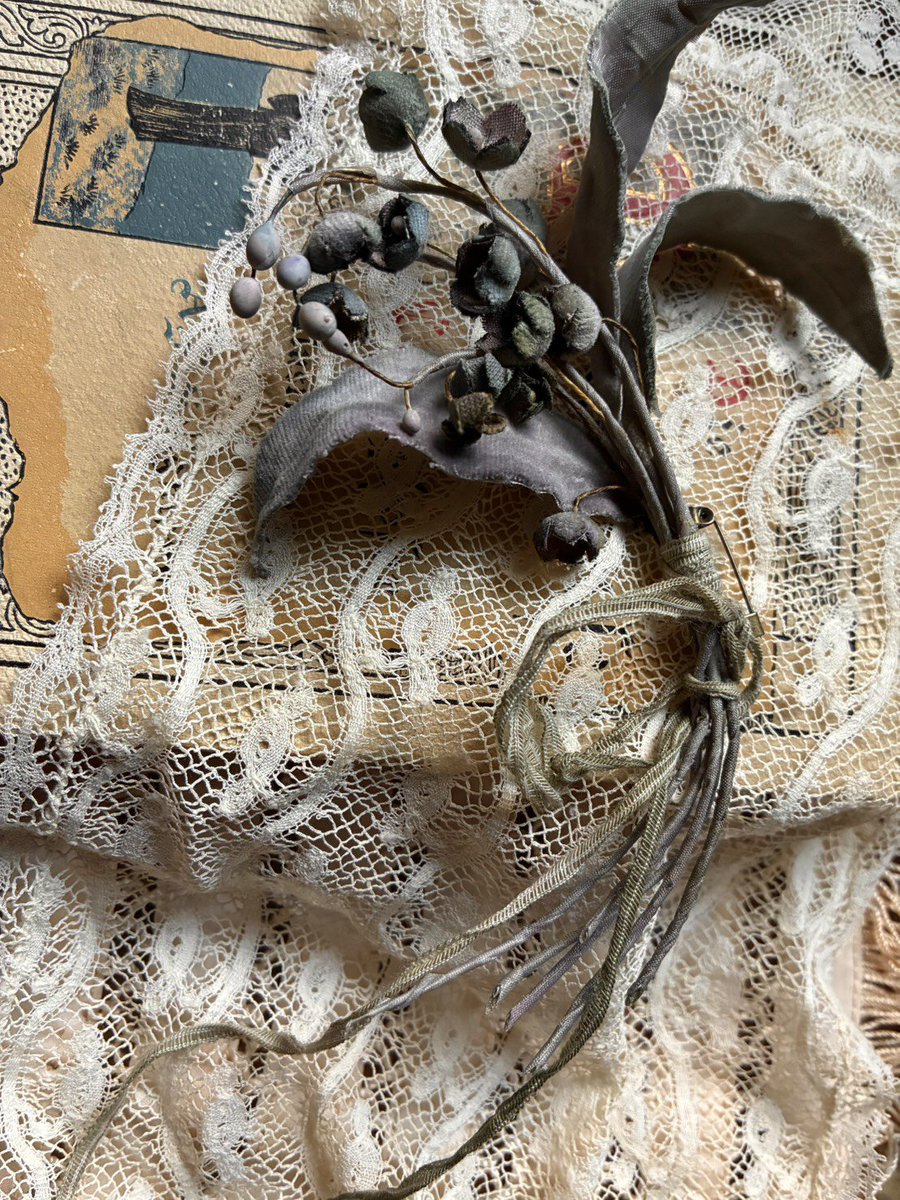 chimera_99's tweet photo. くたっとしたすずらんのブローチ
手染めの生地で作っています。

#布花 #すずらん ＃ハンドメイド https://t.co/nmdNOKHsjn