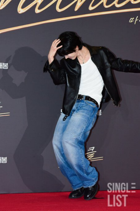 #TEN of #NCT recreates Michael Jackson’s iconic pose perfectly.