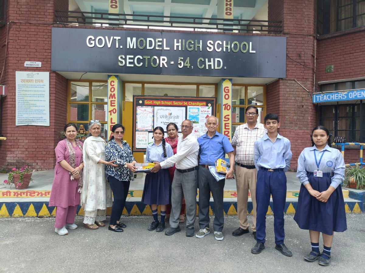 ghs54chd's tweet photo. Celebrating excellence! Class 10 students of GMHS-54 honored by Bharat Vikas Parishad for outstanding performance in Class 9. Motivation for all to keep striving.  
@SchoolEduChd
 @vidyanjali_edu
 @vidyanjalichd 
@Kaur0Kuljit 
#Vidyanjali
@SchoolEduChd https://t.co/SlQEFHTpOP