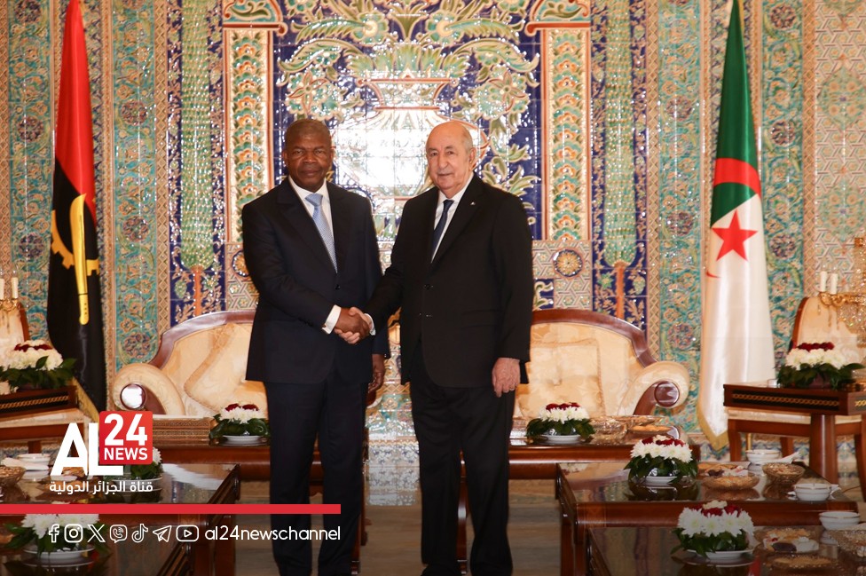 AL24Francais's tweet photo. #En_images: le président de la République, Abdelmadjid Tebboune, a accueilli, lundi aprÚs-midi à l'aéroport international d'Alger, le président de la République d'Angola, Joao Lourenço, qui effectue une visite d'Etat en Algérie. https://t.co/eYODK5iLLk