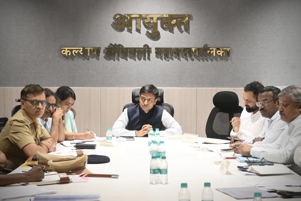 KDMCOfficial's tweet photo. प्रत्येक प्राधिकरणाने आपापल्या अखत्यारीतील अत्यावश्यक कामे पावसाळ्यापूर्वी पूर्ण करावीत,असे निर्देश महापालिका आयुक्त अभिनव गोयल यांनी आज त्यांच्या दालनात संपन्न झालेल्या बैठकीत उपस्थित अधिकारी वर्गास दिले.
#kdmc #kdmcupdates https://t.co/8XnSeqP5JO