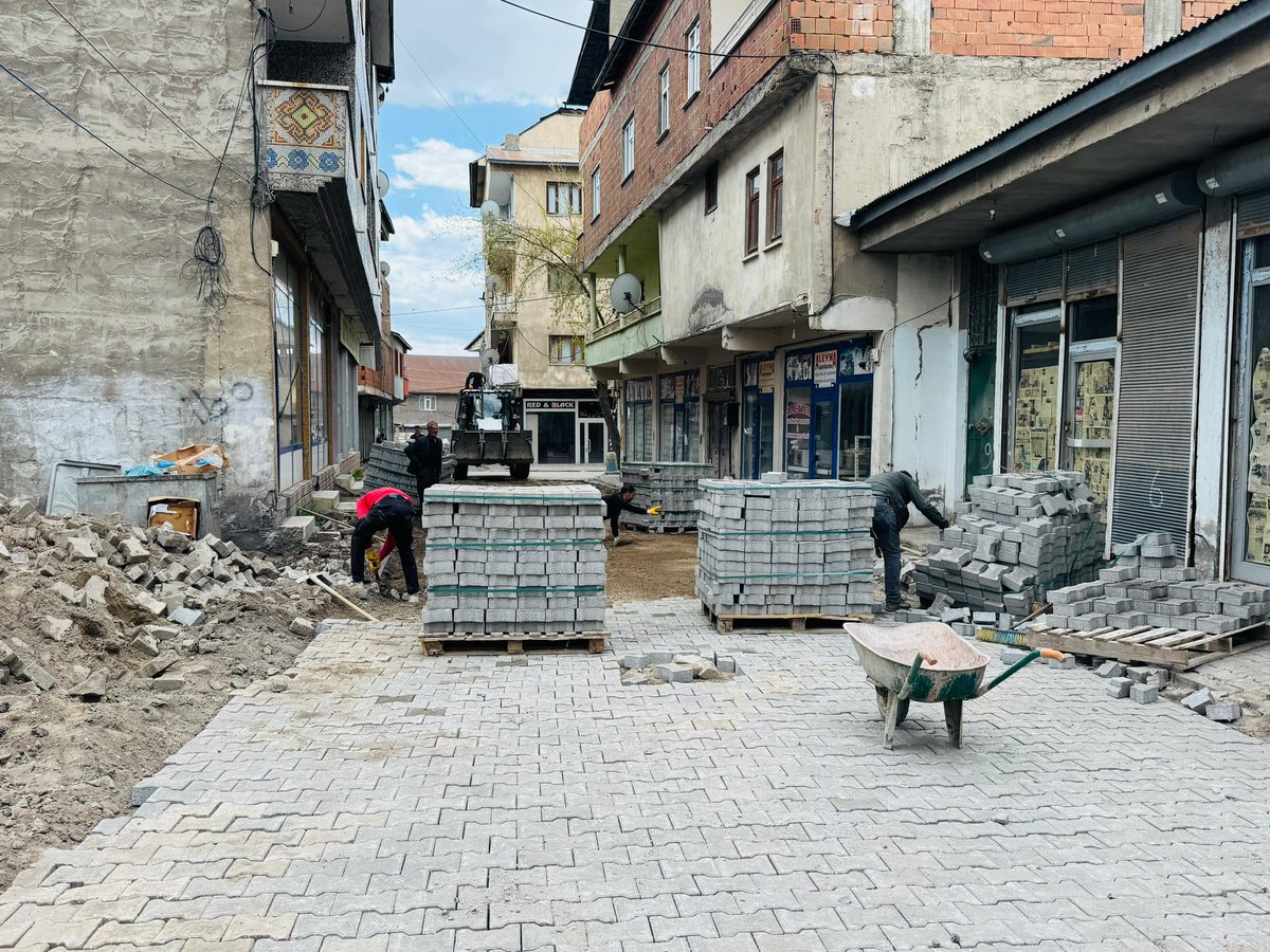 Abdulhalik_Tskn's tweet photo. Kıymetli hemşehrilerim, İnönü Mahallesi 903. Sokak'ta toz ve çamur çilesini tamamen bitirmek için kilitli parke yol çalışmalarımıza başladık. Sizlere bir söz vermiştik; bu güzel memlekette ayaklarınızın çamura değdiği, bozuk kalan tek bir sokak dahi bırakmayacağız. Gece gündüz demeden, tüm yollarımızı pırıl pırıl yapana dek alın teri dökmeye devam edeceğiz. Mahallemize ve güzel ilçemize hayırlı uğurlu olsun.