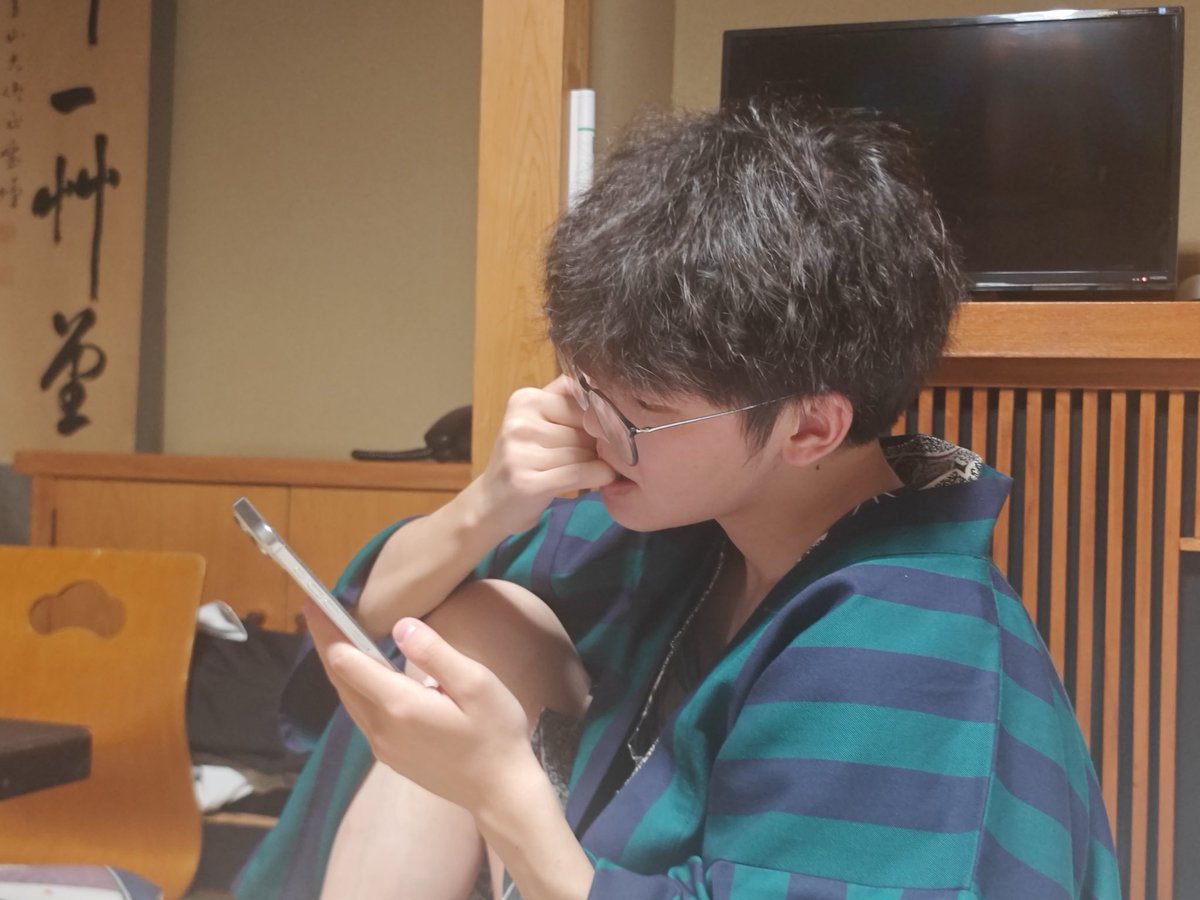 Vodka_1017's tweet photo. 原来你也喜欢咬手指甲嘛 https://t.co/Yu983pOvD1