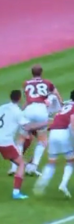FredAfc27165's tweet photo. @JacobsBurner_ @Gyoken_ @themagic_tophat @oliverbrown_tel And those weren’t the first foul, Havertz being pulled down was the first foul you numpty https://t.co/NBSJV61vtw