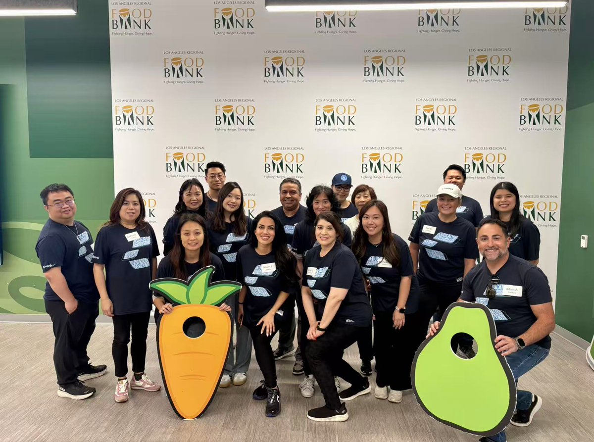 EverBank's tweet photo. #EverBankBuilds volunteers are supporting our community alongside the @LAFoodBank. 🥕 🥑

Our volunteers spent the day helping to fight food insecurity because showing up for our neighbors’ matters! 

*Member FDIC https://t.co/0fqxhUDRtd