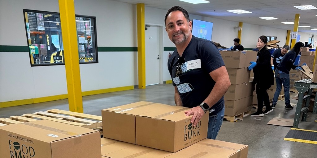 EverBank's tweet photo. #EverBankBuilds volunteers are supporting our community alongside the @LAFoodBank. 🥕 🥑

Our volunteers spent the day helping to fight food insecurity because showing up for our neighbors’ matters! 

*Member FDIC https://t.co/0fqxhUDRtd